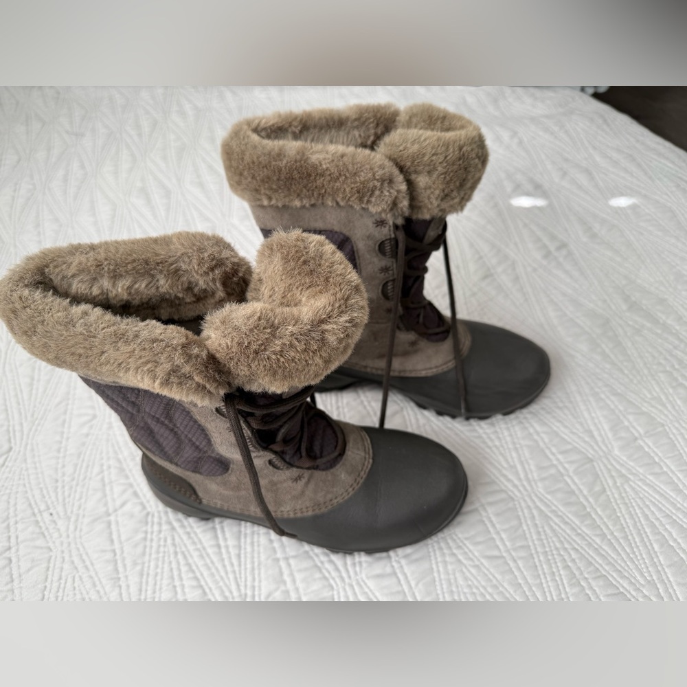 Columbia Tan and brown Faux Fur snow Boots
